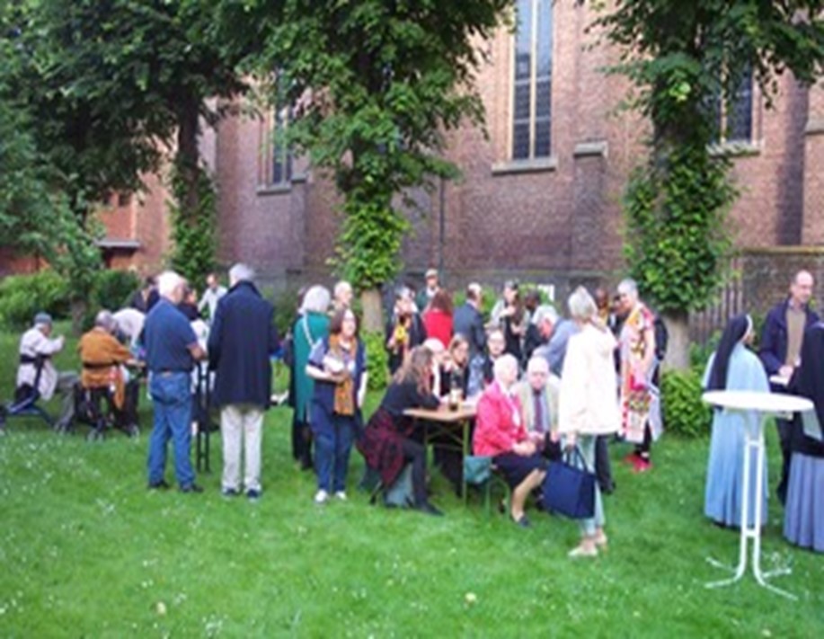 Feier nach Gottesdienst 25.05.2024 Eine Welt Gruppe Rodenkirchen St. Maternus, Foto Monika Weyer-Schmitz